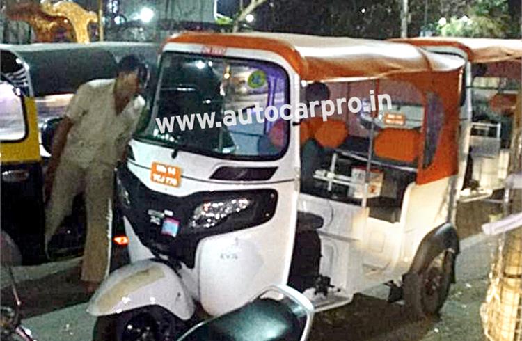 An electric Bajaj three-wheeler draws a curious driver of a conventional three-wheeler. (Photo: Chaitanya Mankar)