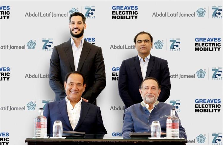 Front row: Mohammed Jameel (L), Chairman and CEO, Abdul Latif Jameel and Karan Thapar (R), Chairman, Greaves Cotton Limited.