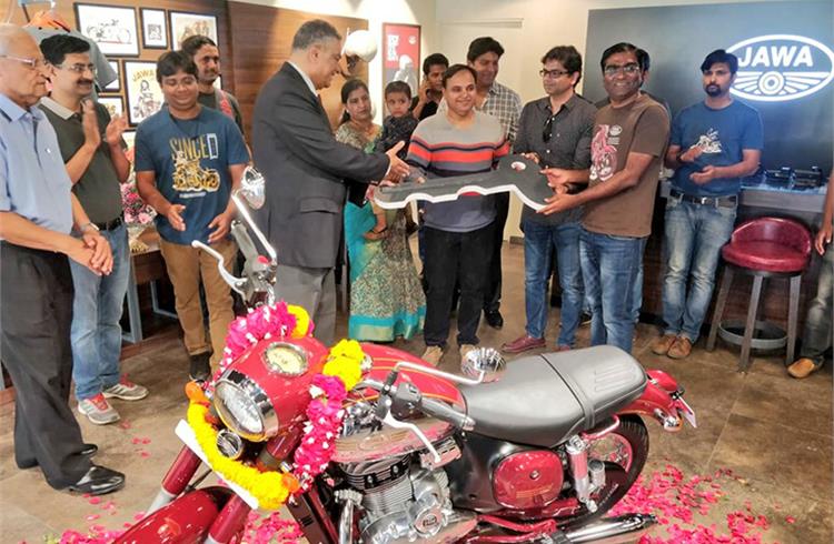Col. LK Anand (Retd.) and Ashish Singh Joshi, CEO, Classic Legends, handing over the keys of a Jawa motorcycle to one of the first customers in Mumbai.