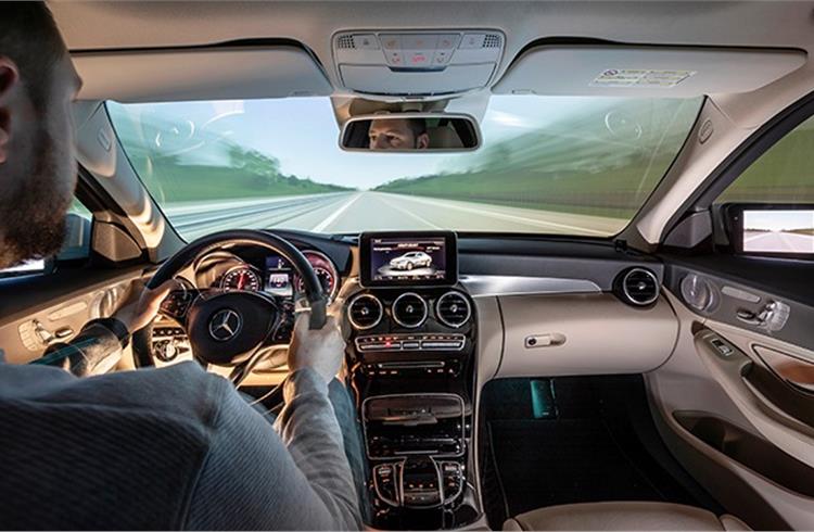 With single or multi-channel projection and sound systems conveying driving noises, the traffic scenario is so realistic that the driver is immersed in the VR world and behaves as if in the real world