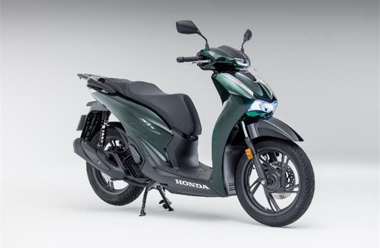 SH125i Vetro is a special edition model that features distinctive semi-transparent unpainted green fairing panels.