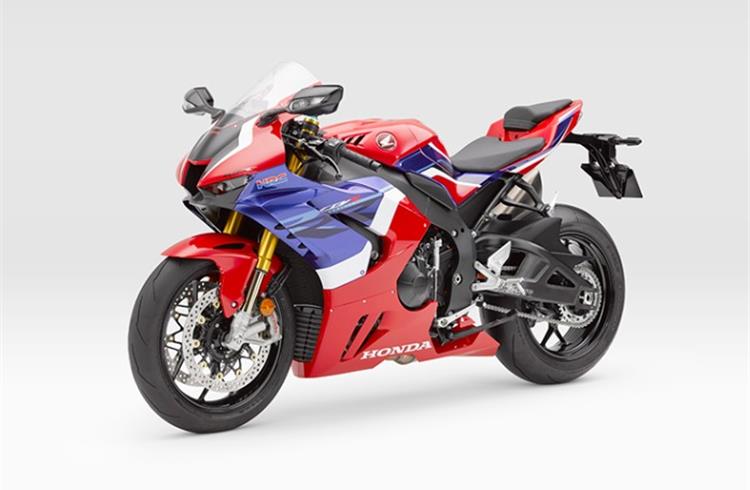 Mean machine> The Fireblade SP is powered by the 999.9cc, in-line, four-cylinder liquid-cooled engine that produces a stonking 214hp at 14,500rpm and 113Nm of torque at 12,500rpm.