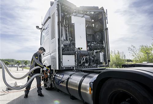 Daimler tests fuel-cell truck with liquid hydrogen