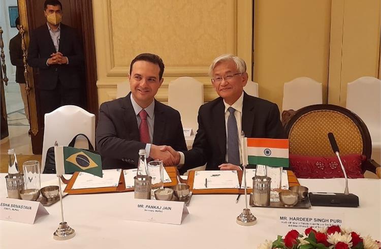 Evandro Gussi and Kenichi Ayukawa, President, Executive Committee of Society of Indian Automobile Manufacturers (SIAM) and MD & CEO, Maruti Suzuki India – signing an MoU between UNICA and SIAM 