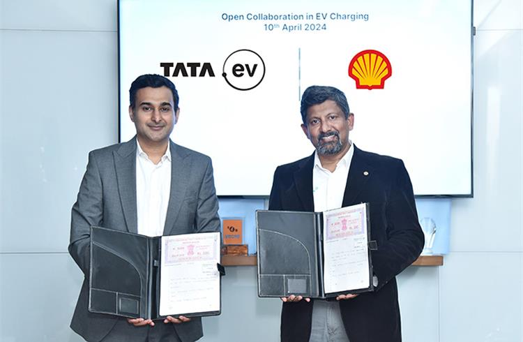 The MoU was signed by (L – R) Balaje Rajan, Chief Strategy Officer, Tata Motors Passenger Vehicles, and Tata Passenger Electric Mobility, and Sanjay Varkey, Director, Shell India Markets Pvt Ltd