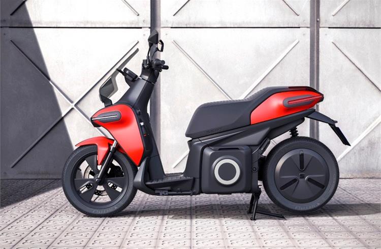 The e-Scooter concept is equipped with a 7 kW motor with a peak rate of 11 kW (14.8 hp), equivalent to 125cc, which delivers instant engine torque of 240 Nm.
