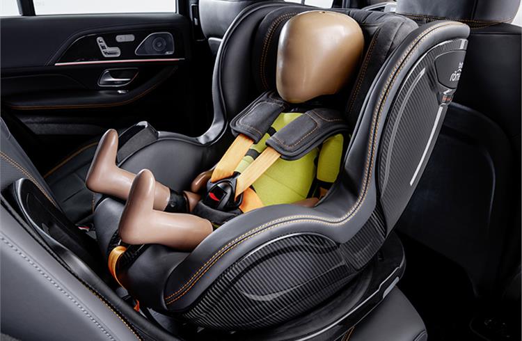 Before an impending crash, the seat belts of the child safety seat are preventively tensioned and side-mounted impact protection elements are extended if the triggering threshold of PRE-SAFE is reache
