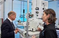 Laboratory employee Yvonne Lippert explains the scanning electron microscope (SEM) to German Chancellor Olaf Scholz..