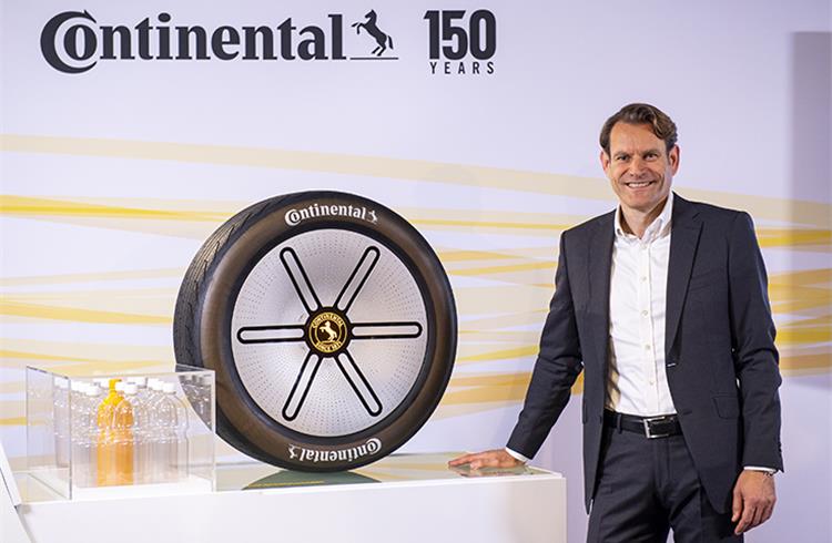 Continental CEO Nikolai Setzer with the GreenConcept. At over 50%, the tyre contains a particularly high proportion of traceable, renewable and recycled materials.