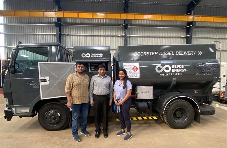 L-R: Chetan Waluj, co-founder, Repos Energy; Jalaj Gupta, business head – Commercial Vehicles, Mahindra & Mahindra and Aditi Bhosale Walunj, co-founder, Repos Energy at the launch of VO Alpha, mobile fuel dispenser based on Mahindra Furio model.