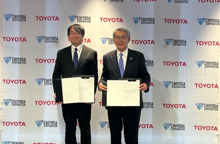 Toyota Hydrogen Factory Chief Project Leader Yoshihiko Hamamura (L) and Chiyoda Senior Vice President Norimasa Matsuoka (R)