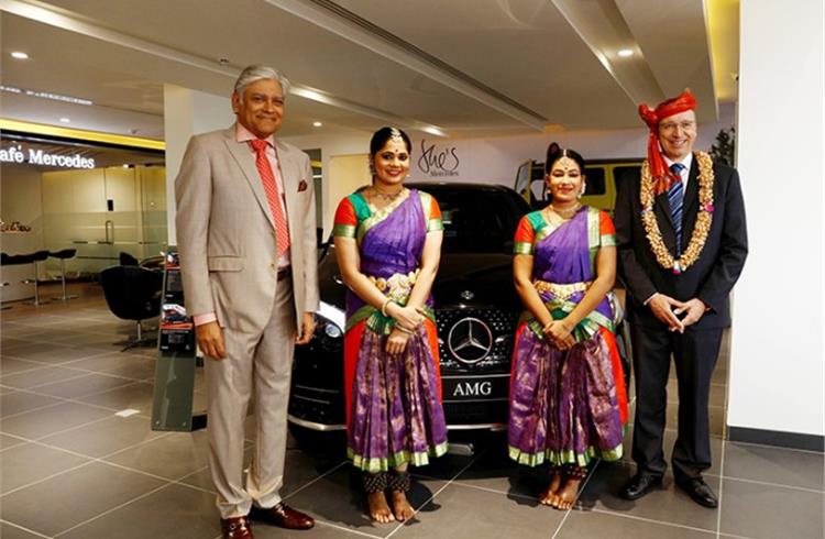 Martin Schwenk, MD and CEO, Mercedes-Benz India and Sundaram Motors Executive Director, Sharath Vijayaraghavan with traditional Bharatanatyam performers at the inauguration of the new dealership.