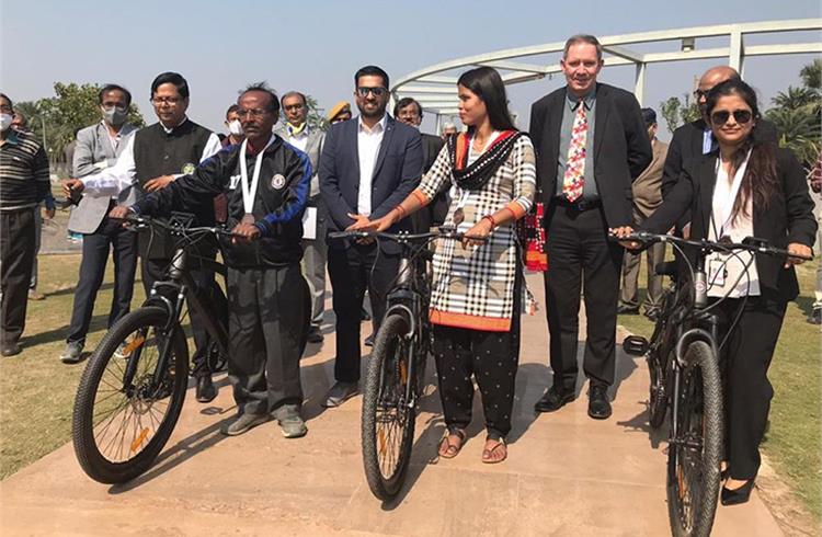 GoZero Mobility founder, Ankit Kumar at a felicitation ceremony for Covid Warriors in Kolkata along with Housing Infrastructure Development Corporation chairman and British deputy high commissioner. 