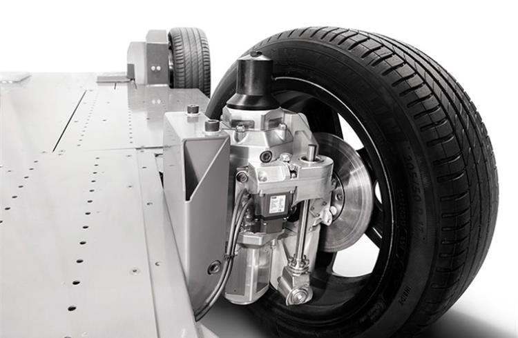 REEcorner (top left) integrates all drivetrain, powertrain, suspension and steering components into wheel arch, enabling the REEboard, a fully flat and modular electric chassis