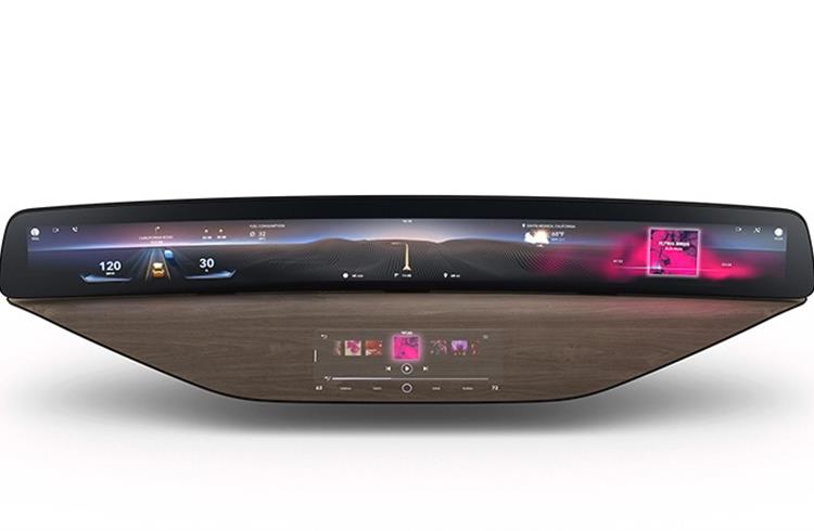 The Curved Ultrawide Display extends across the entire width of the cockpit and is the driver, central and front passenger screen in one.