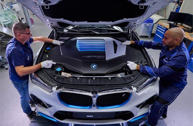 The fuel cell systems located under the bonnet of the BMW iX5 Hydrogen have been manufactured at BMW’s in-house competence centre for hydrogen.