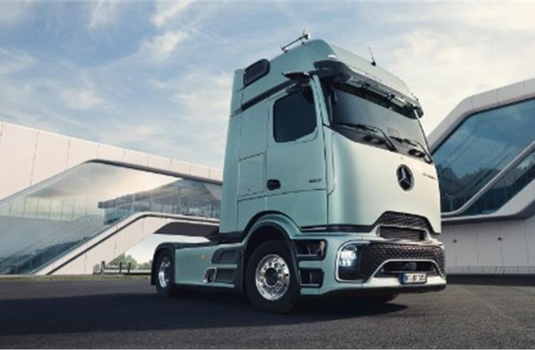 Efficiency of the new Actros L is improved by the aerodynamic driver’s cab, as well as the current generation of the OM 471 commercial vehicle engine.