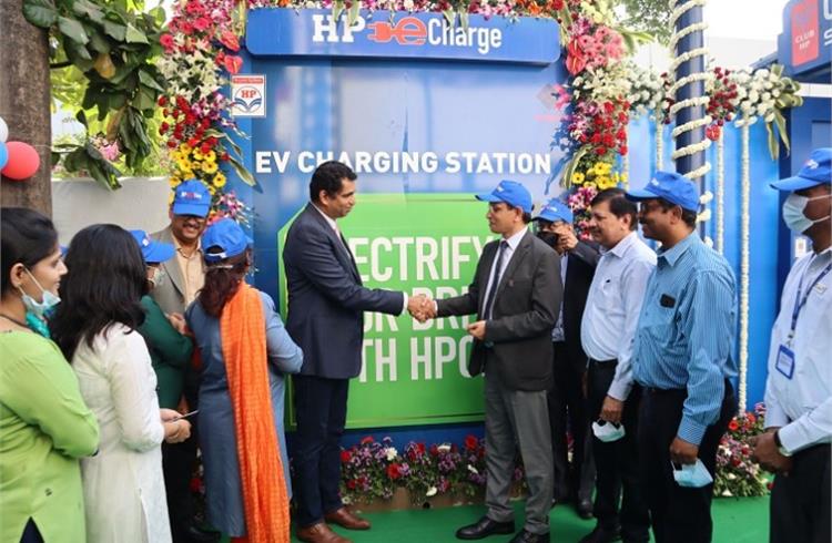 Magenta, HPCL set up streetlamp-integrated EV chargers in Mumbai and Delhi