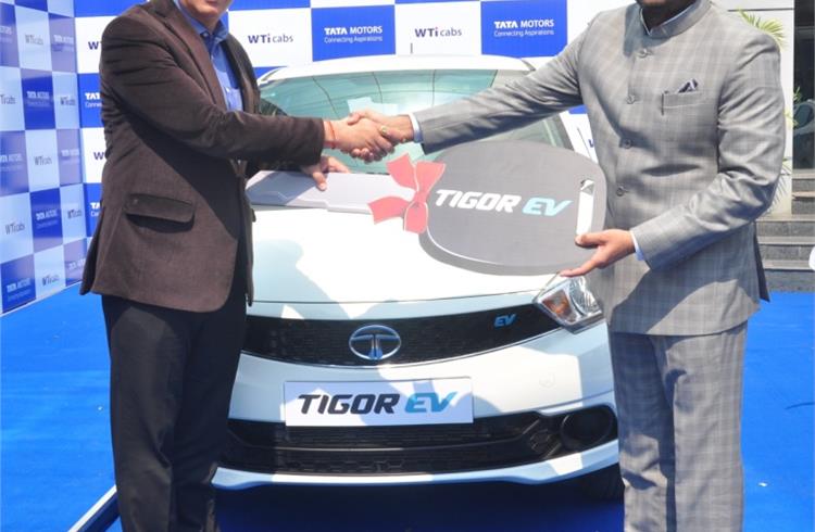 L-R: Ashesh Dhar, head – Sales, Marketing & Customer Care, EVBU, Tata Motors hands over the key to Ashok Vashist, CEO, Wise Travel India.