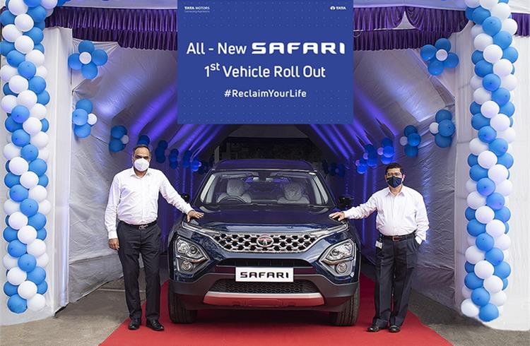 The first production ready new Safari. L-R:  Shailesh Chandra, President, PVBU, Tata Motors and Rajendra Petkar, President and CTO, Tata Motors at the company’s Pune plant.