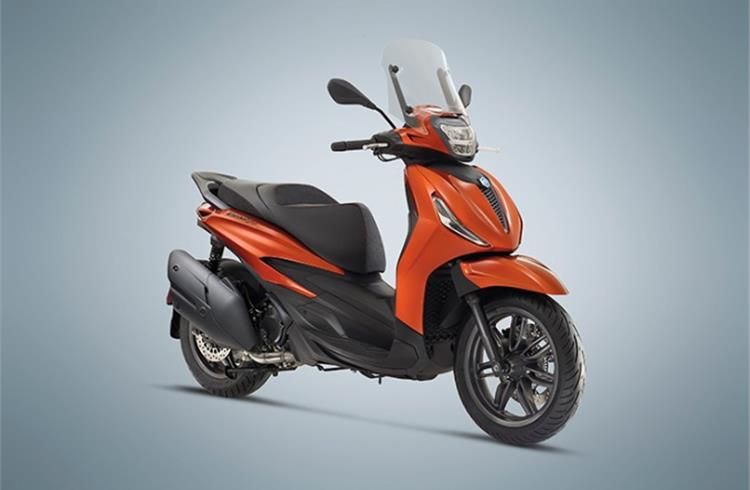 The Beverly’s 400cc engine develop 26 kW (35.4 hp) at 7500rpm and a maximum torque of 37.7 Nm at 5500rpm.