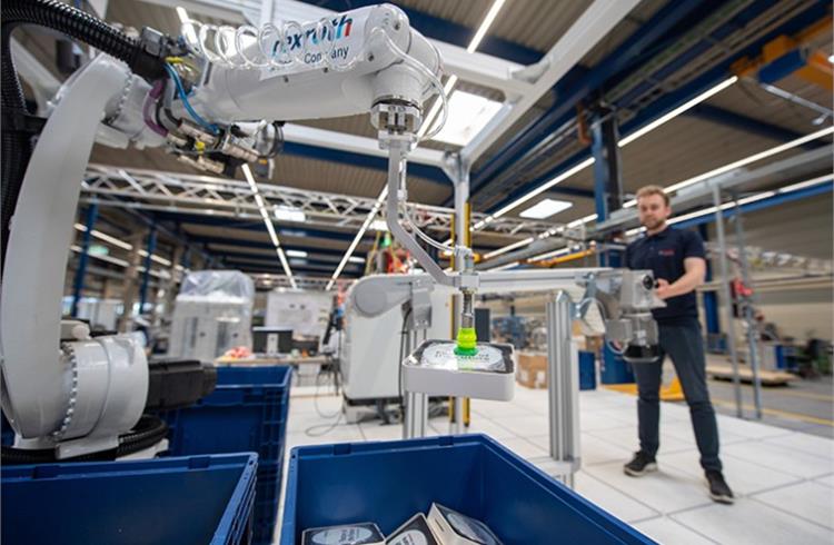 At the Hannover Messe, Bosch is presenting Smart Item Picking, a robotic system that picks various products. With the help of intelligent image recognition, the system picks different components without a ‘learning phase’ and sorts them out reliably.