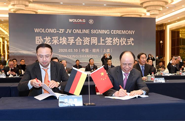 In Shenyang, China, 6,000km from Schweinfurt, Germany, the contract for establishing a new Joint Venture with ZF was signed by Jiancheng Chen (right), CEO of Wolong Electric.