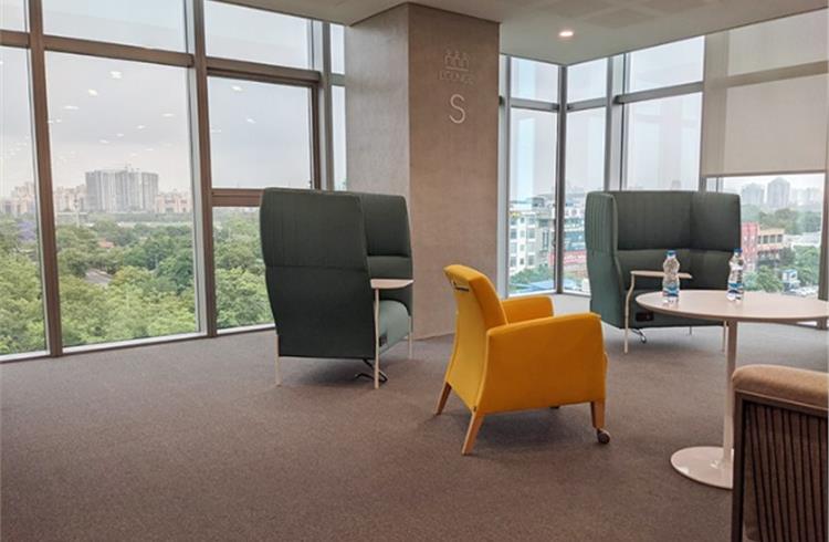 Open and closed lounge areas for meetings and inter-personal discussions for better ideation and creativity flow.