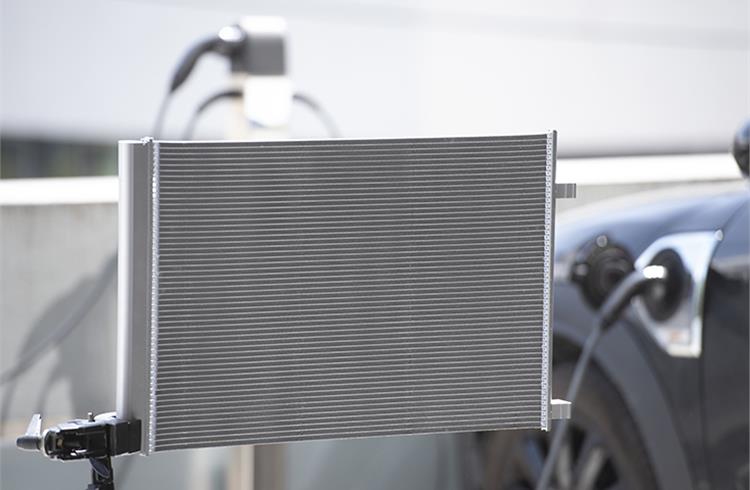 The new MAHLE condenser ensures that electric vehicles are optimally cooled during fast charging, while also providing the necessary power for cabin temperature control.