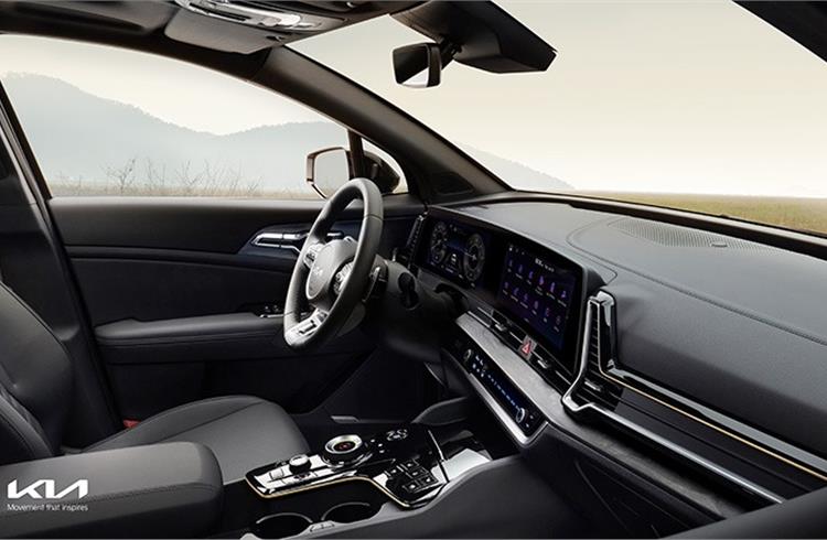 An ergonomic center console has been optimally positioned for the driver and front passenger, providing storage, operating system configuration, cupholders and soft-touch switche