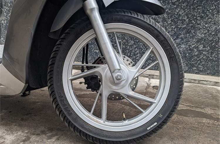 Large 16-inch alloy wheels never seen before on any scooter on Indian roads.