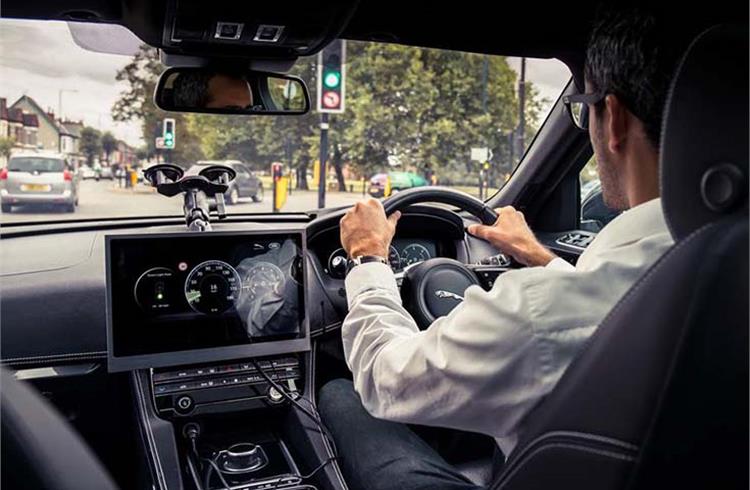 Jaguar Land Rover tech to help drivers avoid red lights