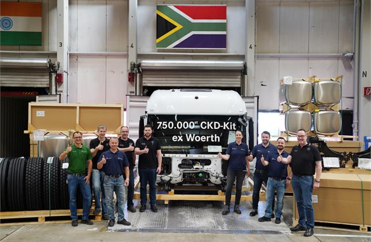 With the white Mercedes-Benz Actros 2652 LS 6x4, the CKD Center ships the 750,000th truck kit for a customer in South Africa.
