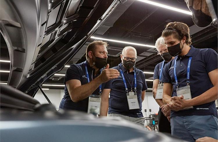 Hyundai conducts global EV maintenance workshop