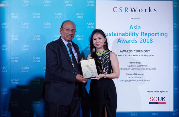Satish Borwankar, executive director and COO, Tata Motors receiving the award for Asia’s Best Report Design at the 4th Asia Sustainability Reporting Awards (ASRA) in Singapore.
