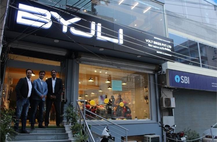 The store was inaugrated by Amresh Khar; Manish Kochharm co-founders, Mad About Wheels and Vivek Dhawan – Director Sales & Marketing – Omega Seiki.