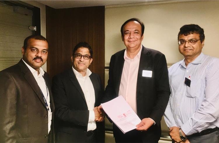 Anuj Kathuria, COO, Ashok Leyland and Ravi Narayanan, Head - Secured Assets, ICICI Bank at the MoU signing. 