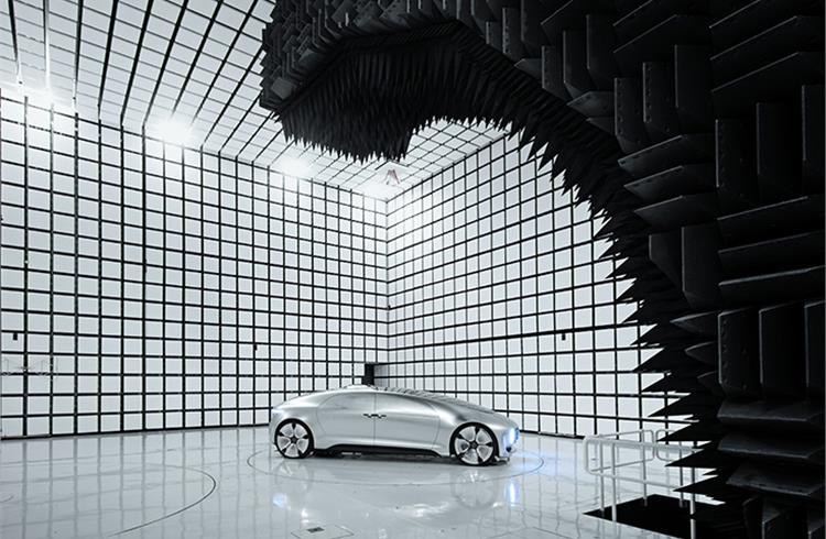 Mercedes-Benz F015 in the antenna test chamber: The complex simulation of global radio communication services al lows system development in terms of maximum data throughput.