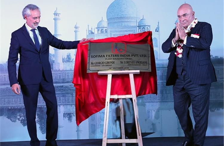 Italian Ambassador to India, 
Mr Lorenzo Angeloni (left) along with UFI Group chairman Giorgio Girondi unveiling the Sofima Filters India plaque.