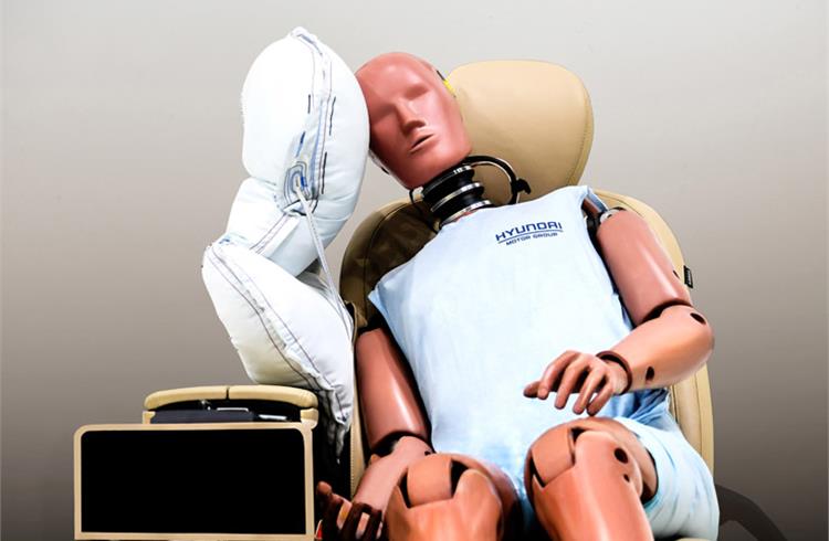 The new centre side airbag, installed inside the driver’s seat, is expected to diminish head injuries caused by passengers colliding with each other by 80 percent.