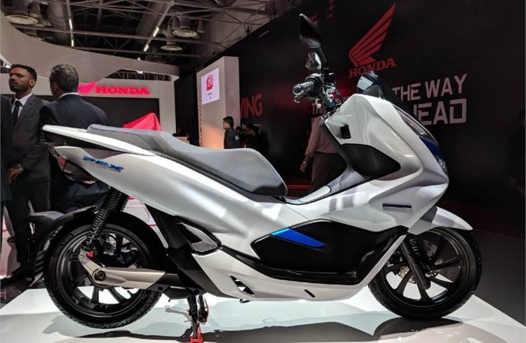 Honda had showcased its PCX e-scooter at Auto Expo 2018. It is 1923mm long, 745mm wide and 1107mm tall. This Honda is equipped with a high-output Honda motor as well as the Li-ion Honda Mobile Pack.
