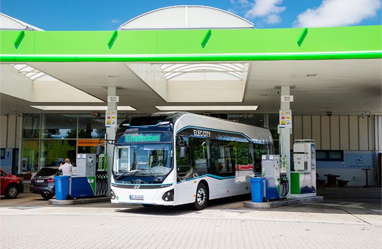 The Hyundai Elec City bus is equipped with a 180-kW high-capacity hydrogen fuel cell system. There are five hydrogen tanks in the roof, storing a total of 34kg of hydrogen for over 500km of range.