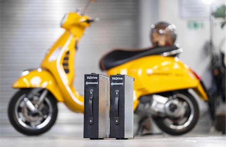 The lightweight and compact 48-volt battery pack delivers 10 kW and a 50km range; it can be removed and quickly charged externally. 