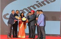 Congratulatory trophy handed over by R S Sachdeva (5th from left)) along with Team VECV, being received by Cummins India team – Ajay Patil (1st from left), G K Sharma, Components Business Leader (2nd from left) and Avanthi Rao, CTT Business Leader (3rd from left).