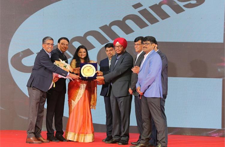 Congratulatory trophy handed over by R S Sachdeva (5th from left)) along with Team VECV, being received by Cummins India team – Ajay Patil (1st from left), G K Sharma, Components Business Leader (2nd from left) and Avanthi Rao, CTT Business Leader (3rd from left).
