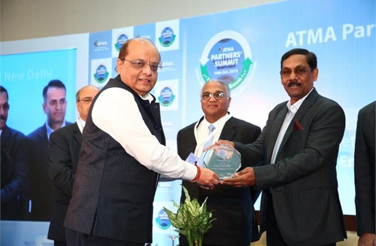 Shyam Bohra (Executive Director, Indian Oil) receiving the Tyre Safety Partner Award from NITI Aayog's Anil Srivastava.