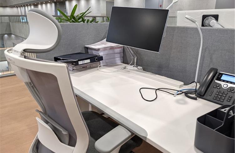 Modern workstations with motion desks to allow for seating or standing working style as per employee’s convenience.
