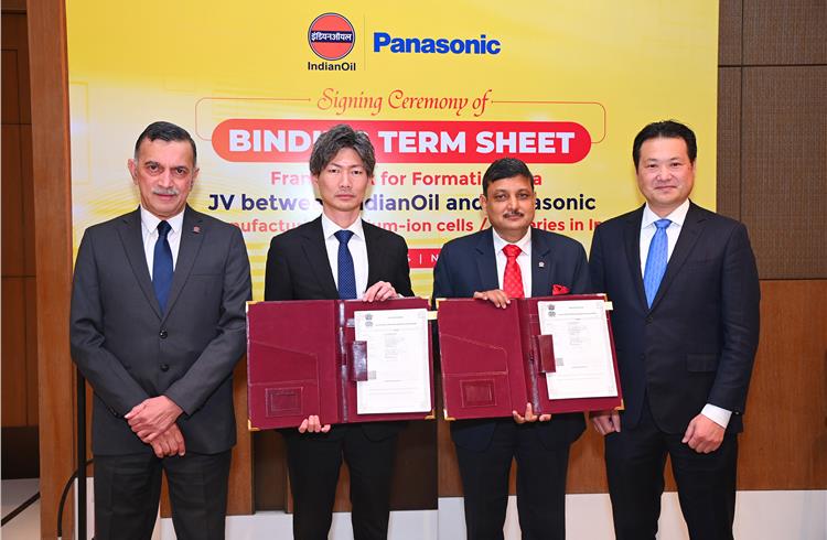 Shrikant Madhav Vaidya, Chairman, Indian Oil and Kazuo Tadanobu, President & CEO, Panasonic Energy Co, at the signing of the term sheet on March 31. 