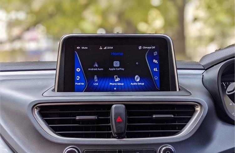 7-inch touchscreen infotainment equipped with Apple CarPlay and Android Auto.