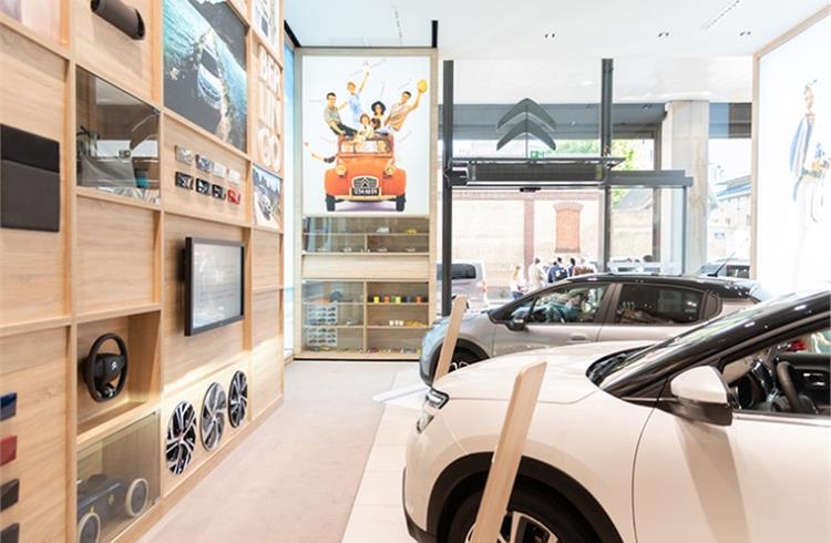 La Maison Citroen is attuned to new consumer behaviour to closely respond to customer needs. In addition to the cars,  the range is presented on the walls, adorned with steering wheels and upholstery samples.